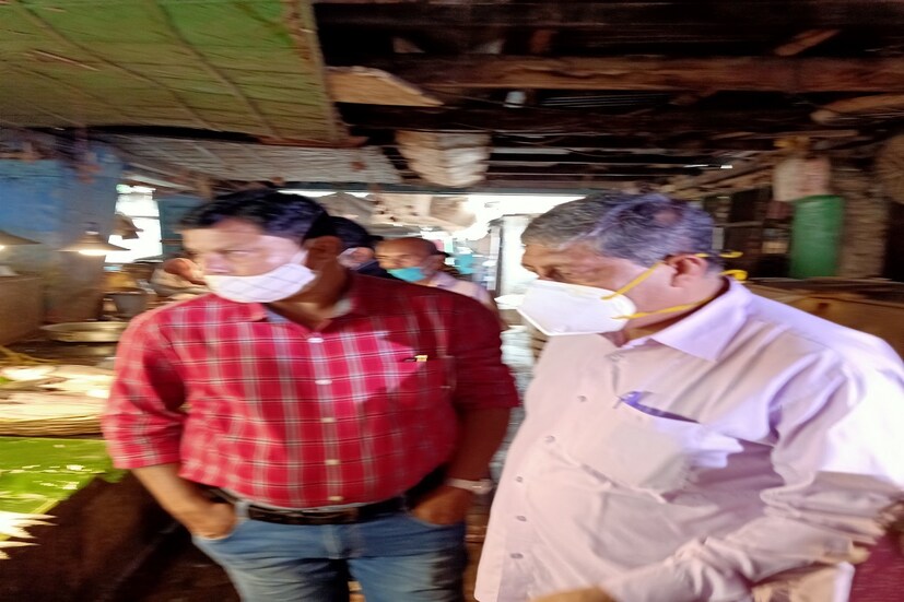 দাম এতো বেশি কেনো? জিজ্ঞাসা করতে ,পাইকারিদারদের বক্তব্য,ডিজেলের জন্য বহন খরচ অনেক বেড়ে গেছে। সবজি অতি বৃষ্টির জন্য নষ্ট হয়ে গেছে।যার ফলে কলকাতা (Kolkata) বাজারে চাহিদা থাকলেও যোগান কম। দাম বৃদ্ধির (Vegetable Price Hike) কারণ নিয়ে এনফোর্সমেন্ট আধিকারিকদেরও একই বক্তব্য। সকাল ৯:৩০ মিনিট নাগাদ বেলেঘাটা সরকার বাজার ও রাসমণি বাজারে যান এনফোর্সমেন্ট ব্রাঞ্চের আধিকারিকেরা। তারা প্রতিটি দোকান ঘুরে দেখেন,প্রত্যেককে সবজির দাম জিজ্ঞাসা করে চলে যান। এক চাষির কথায়, কোন দ্রব্য লরিতে আনতে গেলে আগে একশ কিলোমিটার দূরত্বে দশ টন মালের খরচ পড়ত আট হাজার টাকা। এখন সে খরচটা এগারো কিংবা বারো হাজার টাকা। Photo- File 