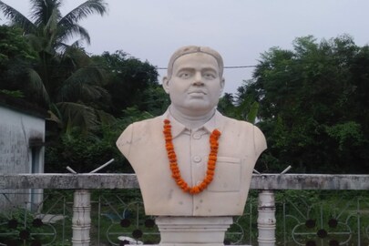 বীরেন্দ্র নাথ শাসমলের মূর্তি