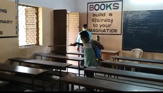 দুর্গাপুরের নেপালিপাড়া হিন্দি হাইস্কুলের ক্লাস রুম পরিস্কার করা হচ্ছে।