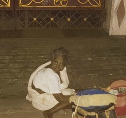 রাস্তার পাশে বসে রয়েছেন অজ্ঞাত পরিচয় ওই বৃদ্ধা। রাস্তার পাশে বসে রয়েছেন অজ্ঞাত পরিচয় ওই বৃদ্ধা।