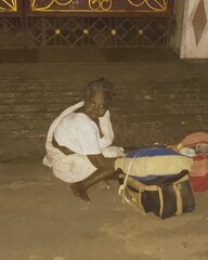 রাস্তার পাশে বসে রয়েছেন অজ্ঞাত পরিচয় ওই বৃদ্ধা।