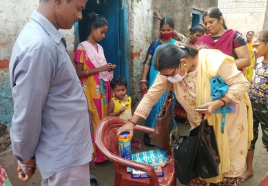 বিষ্ণু বাউরির বাড়িতে হাজির পঞ্চায়েত প্রধান শুক্লা সিং। বিষ্ণু বাউরির বাড়িতে হাজির পঞ্চায়েত প্রধান শুক্লা সিং।