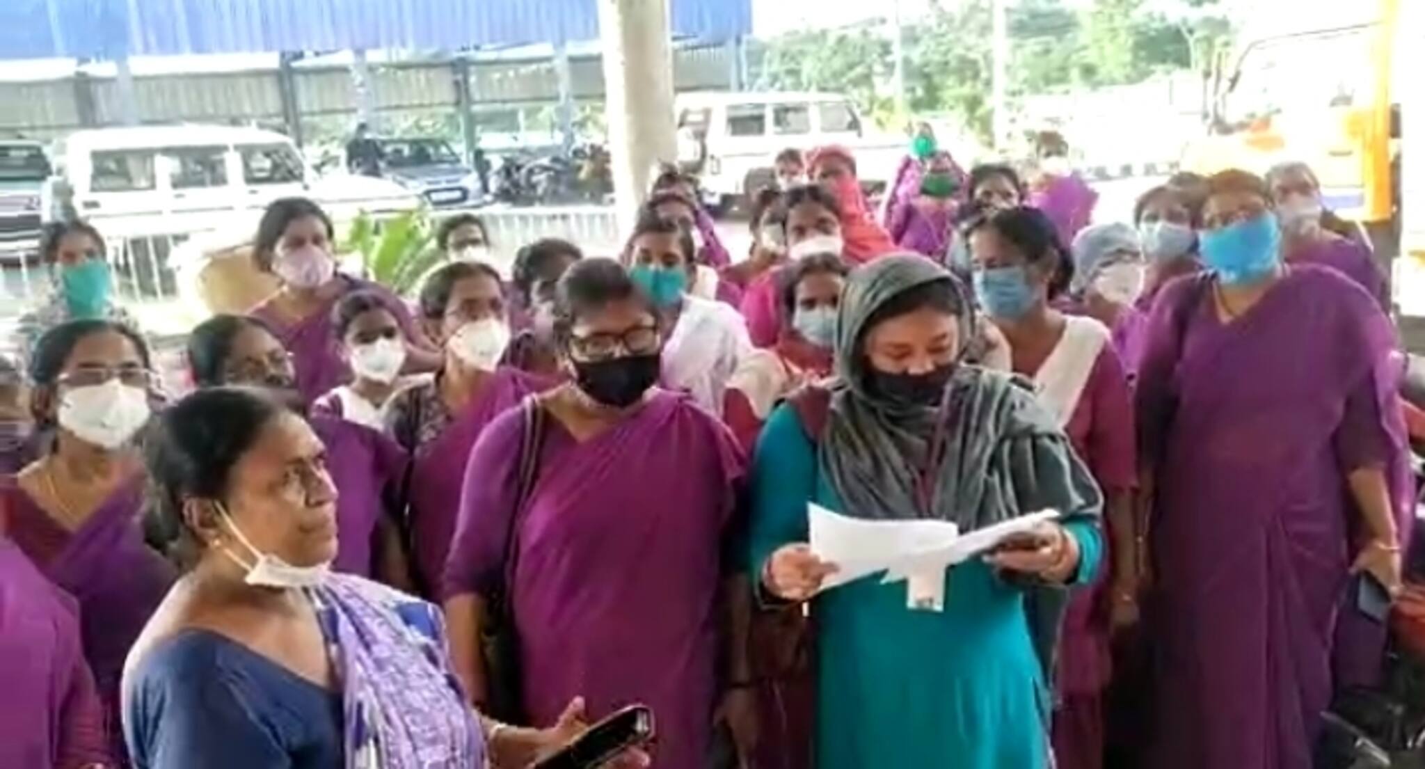 ছয় দফা দাবিতে জেলা স্বাস্থ্য আধিকারিকের দপ্তরের সামনে বিক্ষোভ আশা কর্মীদের