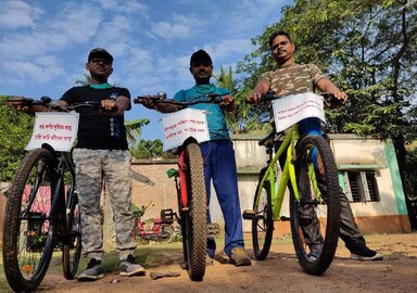 যাত্রা শুরুর সময় সাইকেলার্স ক্লাবের সদস্যরা