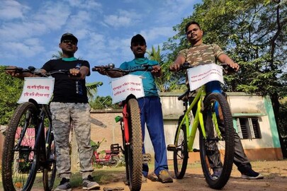যাত্রা শুরুর সময় সাইকেলার্স ক্লাবের সদস্যরা