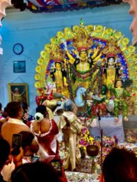 উত্তর কলকাতায় বনেদিয়ানা আর আভিজাত্যের প্রতীক শোভাবাজার রাজবাড়ির দুর্গাপুজো। এই রাজ পরিবারের দুটি ভাগ রয়েছে, বড় তরফ ও ছোট তরফ। (ছবি: অরুণিমা দে।)