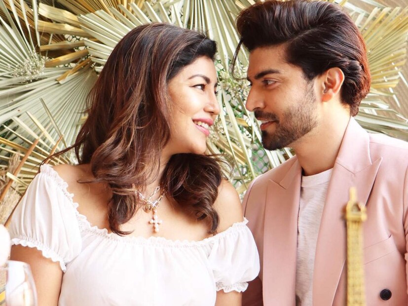 গাঁটছড়া তো বেঁধেছিলেন ১০ বছর আগেই। ২০১১ সালে ডেস্টিনেশন ওয়েডিং সারার প্ল্যান ছিল এই দম্পতির। কিন্তু পরিকল্পনা মাফিক সম্ভব হয়নি। সেই বছরই ১৫ ফেব্রুয়ারি সাত পাকে বাঁধা পড়েন লাভ বার্ডস। পরিবার এবং ঘনিষ্ঠদের উপস্থিতিতে বাড়িতে আইনি মতে বিয়ে সারেন এই দম্পতি।