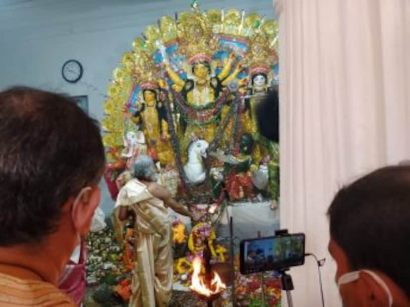 এই মুহূর্তে সেখানে মহাষ্টমীর পুজো শুরু হয়ে গিয়েছে। রাজবাড়ির সদস্যরা রয়েছেন গোটা পুজোর পরিচালনায়। ঠাকুরদালানে এই মুহূর্তে চলছে অষ্টমীর অঞ্জলি। (ছবি: অরুণিমা দে।)