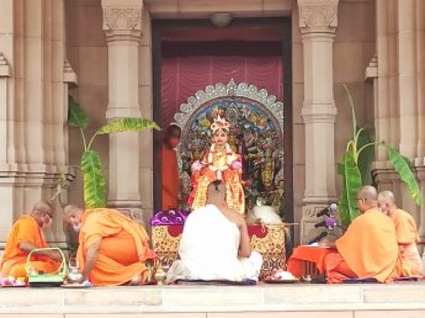 কিন্তু রীতিতে কোনও কার্পণ্য নেই। নিয়ম মেনেই মহাষ্টমীতে কুমারী পুজো বেলুর মঠে। চিরাচরিত প্রথা অনুযায়ী মঙ্গলারতির পর শুরু হয়েছে মহাষ্টমী পুজো।