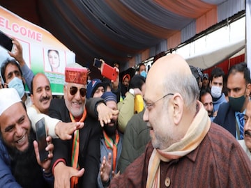 শ্রীনগরে কাশ্মীরবাসীর সঙ্গে মিশে গেলেন অমিত শাহ৷ Photo-Twitter/AmitShah