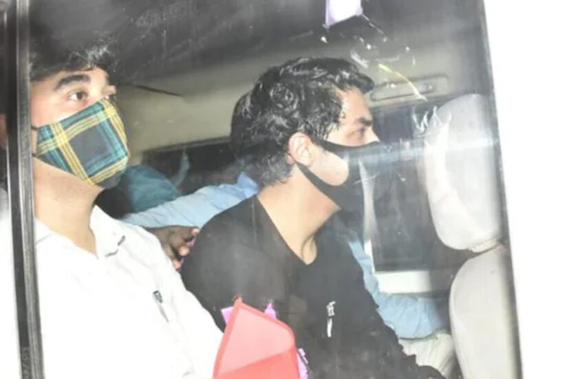 জেল সূত্রে আরও খবর, জেল ক্যান্টিন থেকে খাবার কিনে খাওয়ার জন্য আরিয়ানকে তাঁর পরিবারের তরফে সাড়ে চার হাজার টাকা পাঠানো হয়েছে৷ গত ৩ অক্টোবর মুম্বাই উপকূলের কাছে একটি প্রমোদতরীর পার্টিতে মাদক সেবনের অভিযোগে গ্রেফতার করা হয়েছিল আরিয়ানকে৷ 