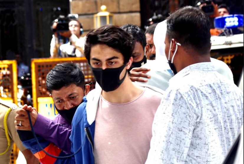 এদিকে আরিয়ানের সঙ্গে ধৃত তার দুই বন্ধুকেও হেফাজতে রেখেছে এনসিবি। আরিয়ানের ঘনিষ্ঠ বন্ধু আরবাজ নাকি বারবার অ্যাংজাইটি অ্যাটাকে আক্রান্ত হচ্ছেন বলে জানিয়েছেন তাঁর বাবা। রাতে ঘুমোতে পারছেন না তিনি। আরবাজের ক্ষেত্রে বিষয়টি সহজ হবে না কারণ তিনি এসআরকে পুত্র নন বলে দাবি করেছেন আরবাজ মার্চেন্টের বাবা। এদিকে মুনমুন ধামেচাকেই হেফাজতে রেখেছে এনসিবি।