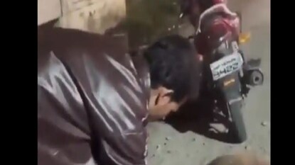 নর্দমার জলে সবজি ধুচ্ছেন সবজিওয়ালা নর্দমার জলে সবজি ধুচ্ছেন সবজিওয়ালা