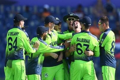 ক্যাম্পারকে ঘিরে উচ্ছ্বাস সতীর্থদের৷ Photo- ICC/Twitter