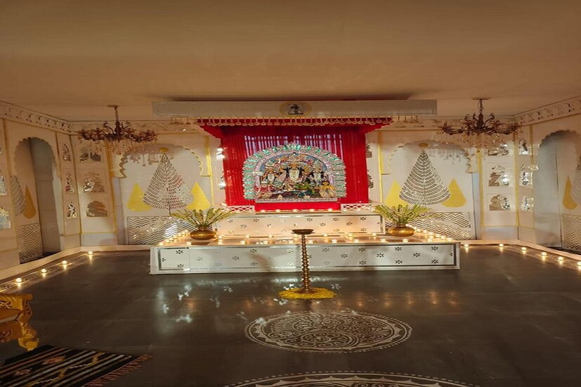   এই প্যান্ডেলের বিশেষত্ব মিনিয়েচার। দুর্গা থেকে দুর্গাদালান, ঝাড়বাতি থেকে আলপনা, নজর কারবে মিনিয়েচারই।