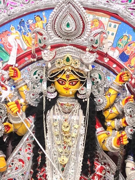 দুর্গার অঙ্গসজ্জা থেকে শুরু করে মণ্ডপসজ্জা, কিছুতেই কমতি নেই। শুধু সব আয়োজনই হয়েছে ছোট করে। মিনিয়েচার ফর্মাটে।