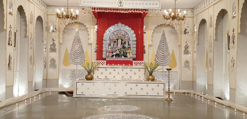  মণ্ডপের উচ্চতাও অনেকটা কমানো হয়েছে।