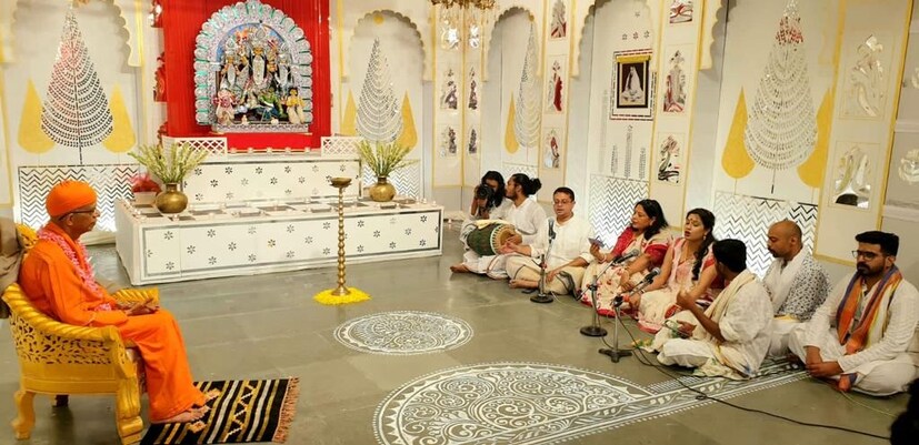 প্যান্ডেলের ভিতরে ঢুকতে পারছেন শুধু সদস্যরাই।
