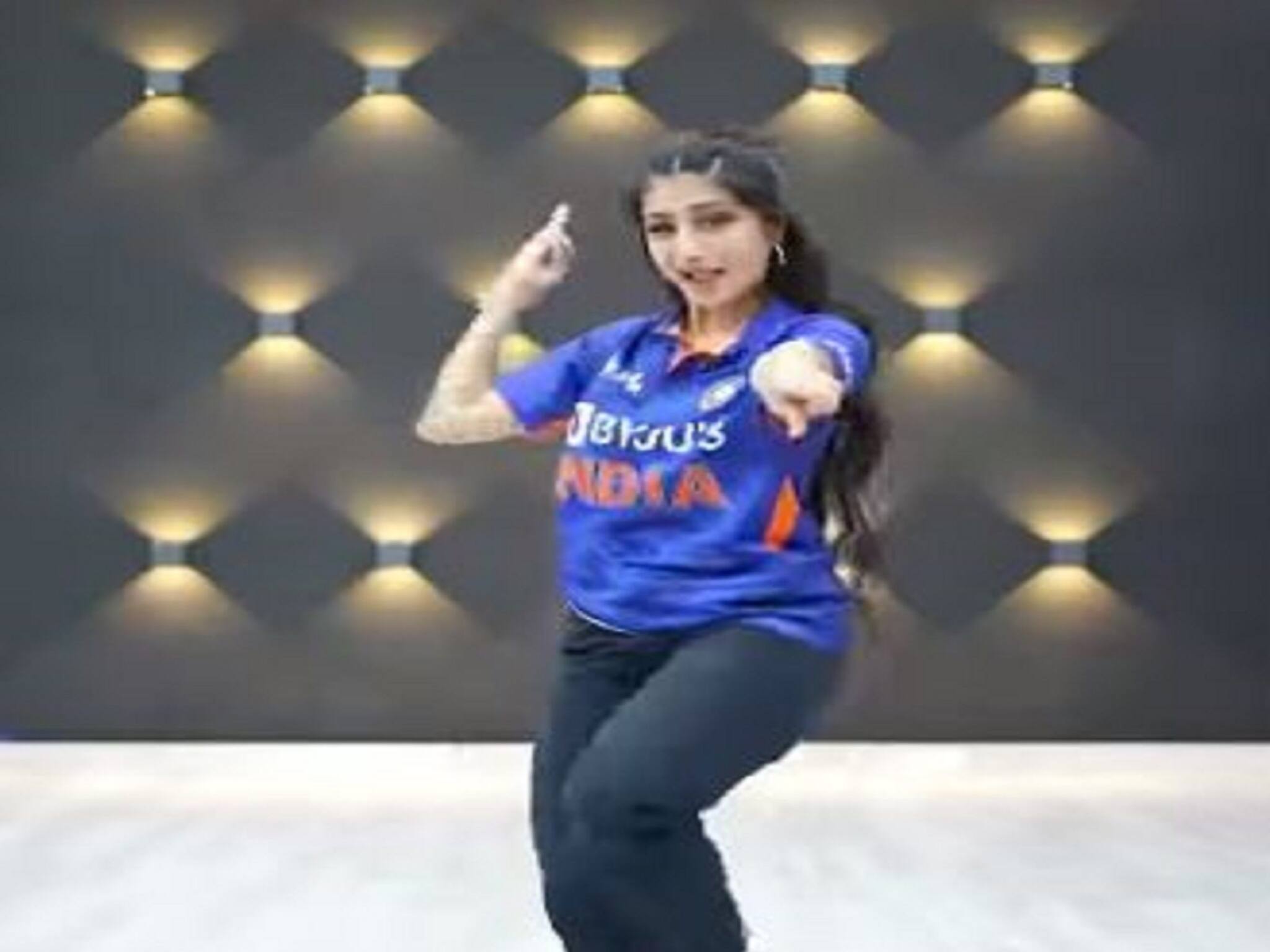 ICC T20 World Cup: Ind vs Pak: স্বামী দলে নেই, তবুও হঠাৎ তুমুল নাচ কেন, ক্রিকেটার পত্নীর Viral Video