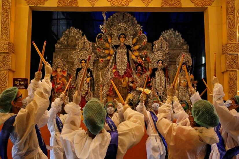 করোনাভাইরাস পরিস্থিতিতে অবশ্য গতবারের মতো এবারও মণ্ডপের মধ্যে সীমিত সংখ্যক উদ্যোক্তাদের প্রবেশের অনুমতি থাকছে। এছাড়া বড় পুজো মণ্ডপগুলির মধ্যে সর্বাধিক ২৫ জন প্রবেশ করতে পারবেন বলে জানিয়েছে আদালত। 