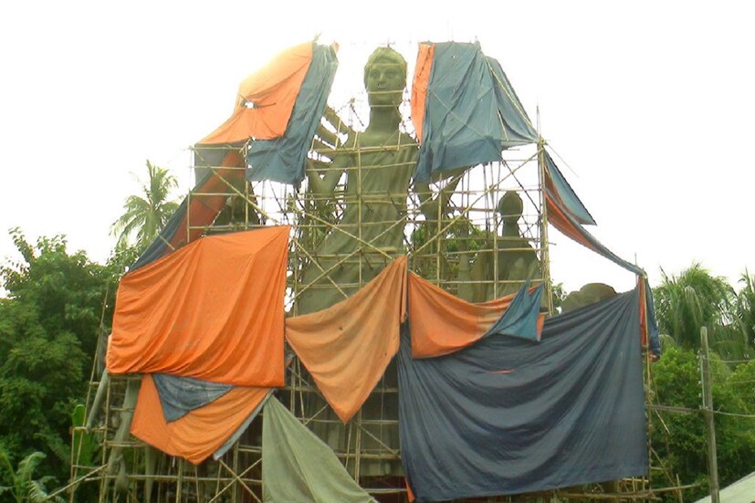 প্রায় পাঁচ মাস ধরে কাজ করার পর ৭১ ফুট উচ্চতার দেবী দুর্গার কাঠামো বানানো হয়। শুধু যে দুর্গা প্রতিমার উচ্চতাই বেশি করা হয়েছিল তা নয়, দুর্গার সাথে সামঞ্জস্য রেখে অন্য প্রতিমাগুলোও বিরাট বড় আকারের বানানো হয়েছিল।