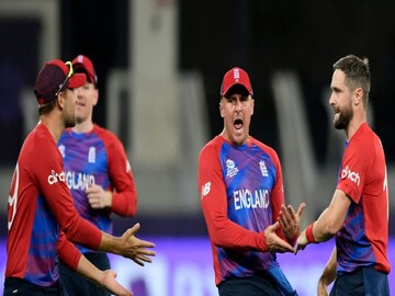 অস্ট্রেলিয়ার বিরুদ্ধে অনবদ্য বল করলেন ক্রিস ওকস।