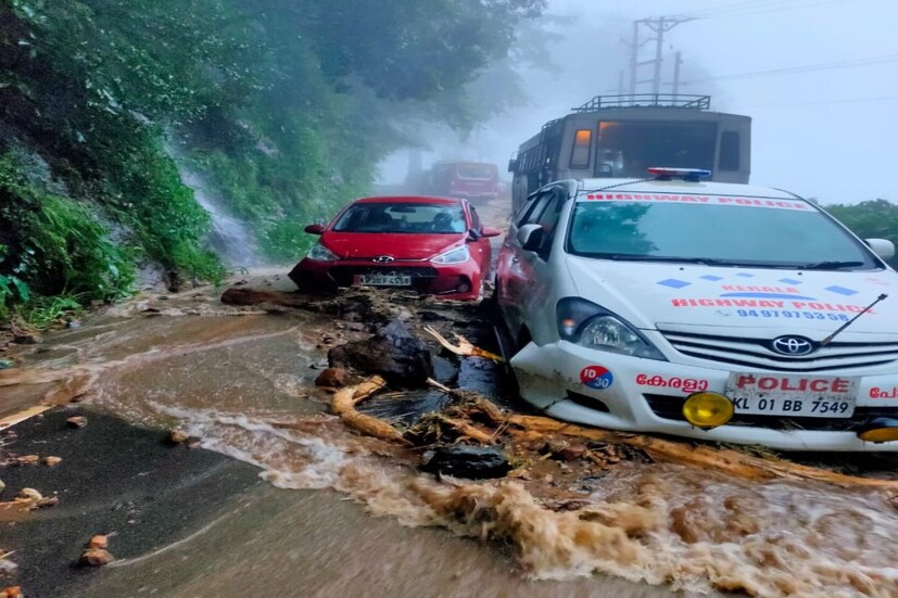 প্রবল বৃষ্টিতে ভাসছে কেরল। ভারী থেকে অতি ভারী বৃষ্টির কারনে কার্যত তছনছ অবস্থা দক্ষিণের এই রাজ্যের। বিভিন্ন জায়গাতে নেমেছে হড়পা বান এবং ধস। ফলে ব্যাপক ক্ষয়ক্ষতি হয়েছে। সরকারি আধিকারিকরা জানাচ্ছেন, রাজ্যের বিভিন্ন প্রান্তের অবস্থা খুবই ভয়াবহ হয়ে উঠেছে। সাধারণ মানুষকে বাঁচানোর জন্যে আমরা সবদিক থেকে ব্যবস্থা নেওয়া হচ্ছে বলে জানিয়েছেন উদ্ধারকারী দলের এক আধিকারিক।