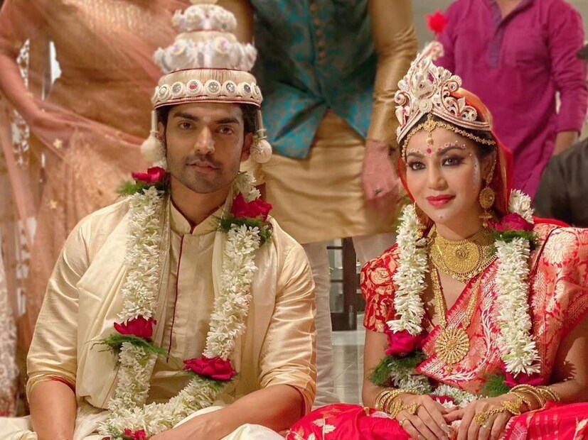 দশ বছর আগে হিন্দু মতে বিয়ে সারলেও বাঙালি মতে বিয়েটা তখন আর করা হয়ে ওঠেনি। সম্প্রতি কলকাতা ঘুরে যাওয়ার পরই সামাজিক মাধ্যমে বিয়ের ছবি শেয়ার করেন দুজনে। আর মুহূর্তে ভাইরাল সেই ছবি।