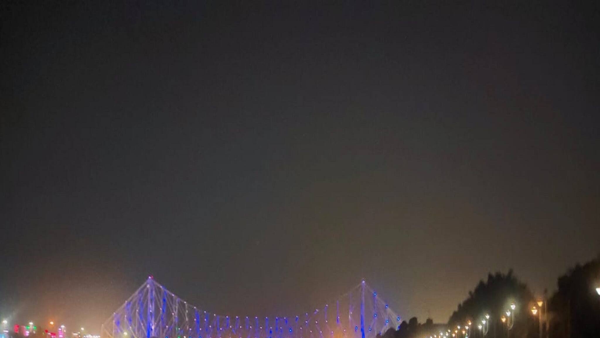 100 crore Vaccine| Howrah Bridge| একশো কোটি টিকাদানের আনন্দসন্ধ্যায় আলোর মালায় সাজল হাওড়া ব্রিজ Pics