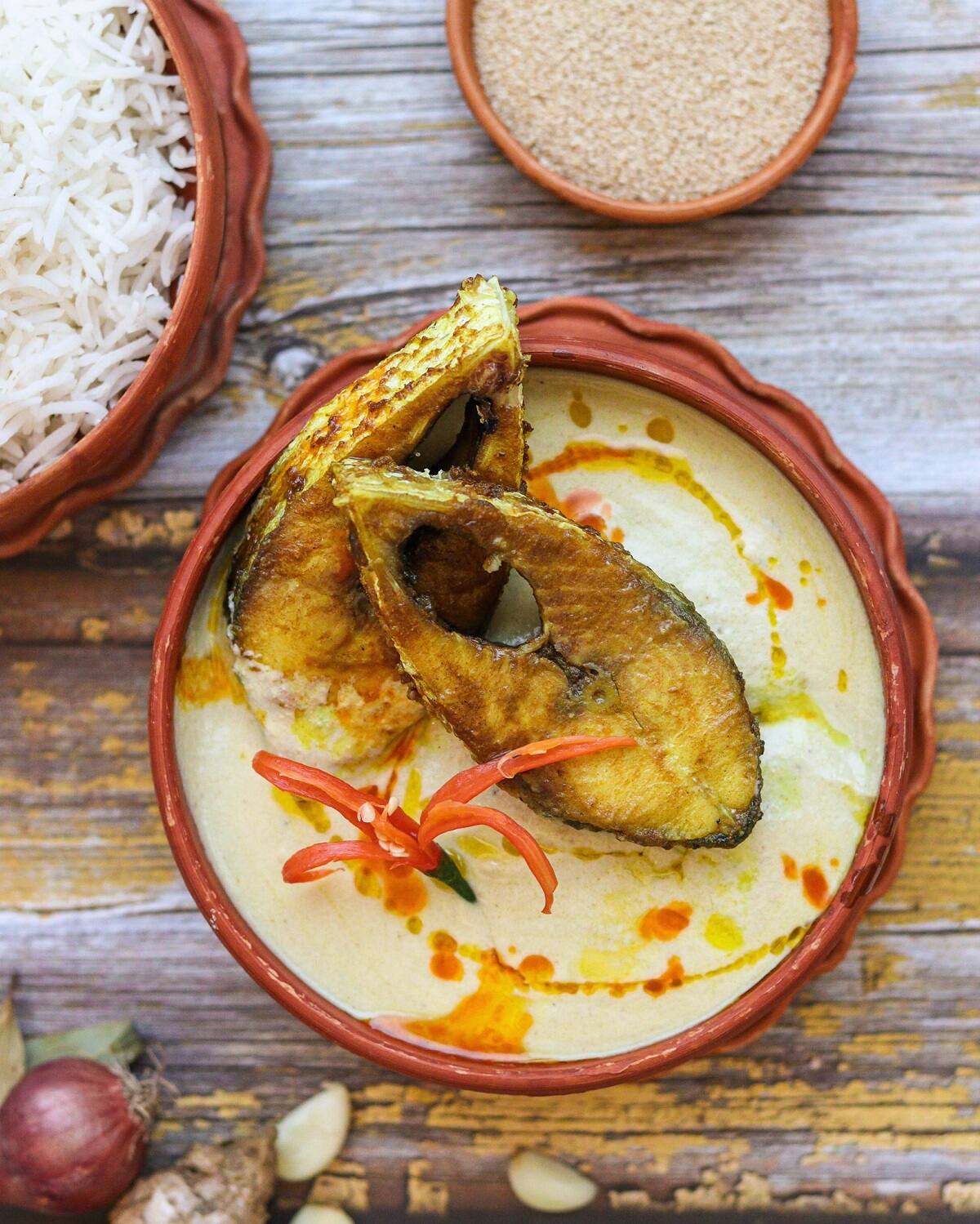  সবার ফেভারিট তাজ বেঙ্গলের সোনারগাঁও রেস্তোরাঁয়ে পুজোর দিনগুলিতে পাওয়া যাবে ভেজ, নন-ভেজ, ফিশ ও সি-ফুড স্পেশাল পুজো থালি ৷ গন্ধরাজ লেবুর ঘোল থেকে শুরু করে মাছের কাটলেট, ইলিশ দই পোস্ত, রাধুনি মুর্গি, গোটা মশলার খাসির মাংস, পটলের দোরমা, ডালের কচুরি, কাঁচা আমের চাটনি, ভাপা মিষ্টি দই... কী নেই সেই থালিতে ! পাশাপাশি নিরামিশ থালি এবং সি-ফুড থালিও হতে চলেছে দুর্দান্ত ৷ নিরামিশ থালির দাম ২৪০০ টাকা + ট্যাক্স, আমিশ থালি ২৯০০ টাকা + ট্যাক্স এবং ফিশ ও সি-ফুড থালির দাম ৩২০০ টাকা + ট্যাক্স ৷