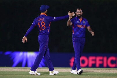ইংল্যান্ডের বিরুদ্ধে ওয়ার্ম আপ 
ম্যাচে দুর্দান্ত বল করলেন শামি