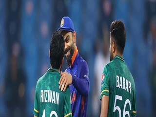 ম্যাচ শেষে পাকিস্তানের 
রিজওয়ানকে অভিনন্দন বিরাট কোহলির