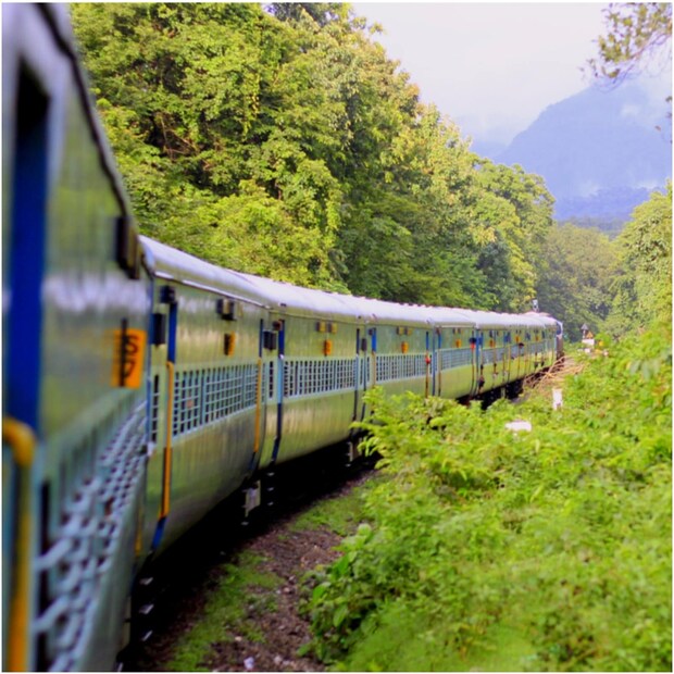 টিকিট বুকিংয়ের জন্য IRCTC ওয়েবসাইট ব্যবহার না করে অ্যাপ ব্যবহার করুন। দ্রুত লগ ইনের সুবিধার জন্য টিকিট পাওয়ার সম্ভাবনা বাড়বে। লগ ইন করার আগে UPI অ্যাপ থেকে নিজের UPI ID ফোনে কপি করে তবে টিকিট বুকিং প্রক্রিয়া শুরু করুন। এর ফলে দ্রুত পেমেন্ট শেষ করতে পারবেন। ফলে কনফার্ম টিকিট পাওয়ার সম্ভাবনা বাড়বে।