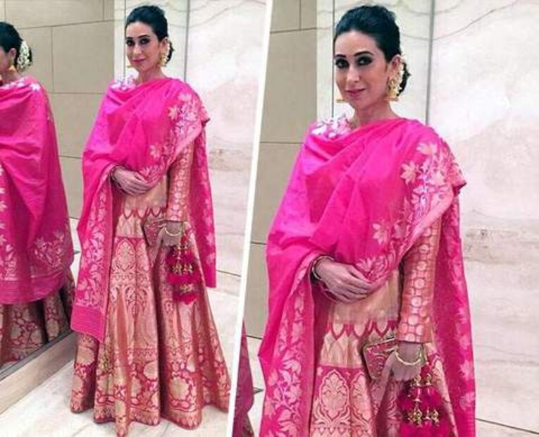 ৪ )বেনারসি সিল্কের ওড়না এটা দেখে মনে হতেই পারে যে একটা ওড়না কী ভাবে ফ্যাশন স্টেটমেন্ট হবে? অবশ্যই হবে যদি সঠিকভাবে সেটা ক্যারি করা যায়। একরঙা লেহেঙ্গা বা সালওয়ার কামিজের সঙ্গে একটু গর্জাস প্রিন্টেড বেনারসি সিল্কের লেহেঙ্গা পরলে সবাই ঘুরে-ফিরে দেখবে।