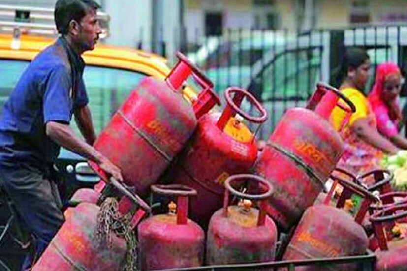 ১ সেপ্টেম্বর ২৫ টাকা বেড়েছিল সিলিন্ডারের দাম  সেপ্টেম্বর মাসের শুরুতে সরকারি তেল সংস্থাগুলির তরফে রান্নার গ্যাসের দাম বাড়ানো হয়েছিল ৷ ভর্তুকিহীন রান্নার গ্যাসের দাম ১ সেপ্টেম্বর ২৫ টাকা বাড়ানো হয়েছিল ৷ দিল্লিতে ১৪.২ কিলোগ্রাম এলপিজি সিলিন্ডারের দাম বেড়ে ৮৮৪.৫০ হয়েছে ৷ গত মাসে ১৫ দিনে ভর্তুকিহীন গ্যাসের দাম ৫০ টাকা বেড়েছে ৷ 