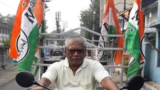 প্রিয় বাহনে মনোরঞ্জন ব্যাপারী।