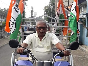 প্রিয় বাহনে মনোরঞ্জন ব্যাপারী।