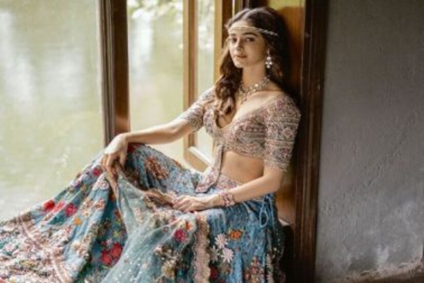 বলিউডের নতুন প্রজন্মের হার্টথ্রব নায়িকা অনন্যা পান্ডে। অভিনেতা চাঙ্কি পান্ডের মেয়ে অনন্যা সম্প্রতি একটি ম্যাগাজিনের কভার গার্ল হিসেবে ফটোশ্যুট করিয়েছেন (Ananya Panday Looks Ethereal)। সেখানেই যেন এক রানির মতো করে সেজেছেন নায়িকা (Ananya Panday Looks Ethereal)।