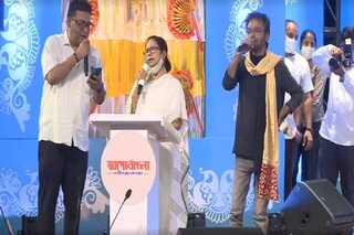 নজরুল মঞ্চে গান গাইলেন মুখ্যমন্ত্রী৷