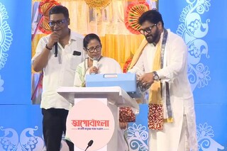 মমতার হাতে উপহার তুলে দিলেন বাবুল৷