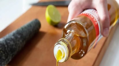 চীনাবাদাম তেলের দাম পড়েছে ৩০-৪০ টাকা। সূত্রের খবর, আমদানি করা তেলের তুলনায় দেশীয় তেলের দাম প্রতি কেজিতে ১২-১৩ টাকা কম। অন্যদিকে, চীনাবাদাম তেল হয়েছে সূর্যমুখীর তুলনায় ৩০-৪০ টাকা কম। চীনাবাদাম তেলের দাম পড়েছে ৩০-৪০ টাকা। সূত্রের খবর, আমদানি করা তেলের তুলনায় দেশীয় তেলের দাম প্রতি কেজিতে ১২-১৩ টাকা কম। অন্যদিকে, চীনাবাদাম তেল হয়েছে সূর্যমুখীর তুলনায় ৩০-৪০ টাকা কম।