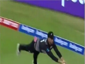 Viral Video  ICC T20 World Cup: Pak vs NZ: Devon Conway takes flying catch- Photo Courtesy- Twitter/Video Grab 