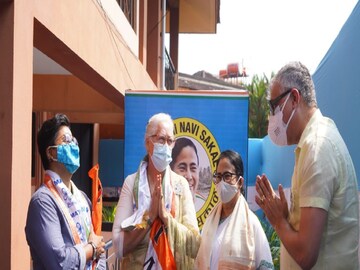 মমতার উপস্থিতিতেই তৃণমূলে যোগ দিলেন অভিনেত্রী নাফিসা আলি৷ Photo-Twitter/TMC