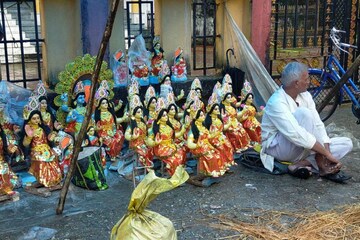 ফুলের গোছা হাতে ক্রেতার অপেক্ষায় কিশোর, কোজাগরীর আগে বৃষ্টিতে পণ্ড লক্ষ্মীলাভ ফুলের গোছা হাতে ক্রেতার অপেক্ষায় কিশোর, কোজাগরীর আগে বৃষ্টিতে পণ্ড লক্ষ্মীলাভ