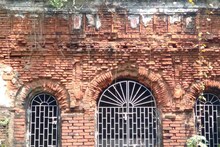 তমলুকের প্রাচীন রাজপরিবারের দুর্গোৎসব রীতি মেনে আয়োজিত হয় রাজবাড়ির বাইরে গড়ে