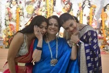 দশভুজার সামনে বঙ্গসাজে দুই কন্যাকে নিয়ে তনুজা এখনও চিরসবুজ