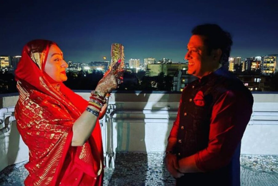  সামাজিক মাধ্যম জুড়ে এখন তারকা তথা তারকা দম্পতিদের করবা চৌথ ব্রত পালনের ছবি৷ বাদ যাননি গোবিন্দাও (Govinda) ৷ অভিনেতা সামাজিক মাধ্যমে শেয়ার করেছেন স্ত্রী সুনীতার (Sunita Ahuja) সঙ্গে করবা চৌথ পালনের ছবি৷ সেখানে দেখা যাচ্ছে রীতি মেনে চালুনির মধ্যে দিয়ে স্বামীর মুখ দেখছেন৷