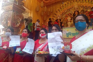 এক হাতে কোভিড টিকার শংসাপত্র, অন্য হাতে বরণডালা, মুদিয়ালিতে অভিনব সিঁদুরখেলা