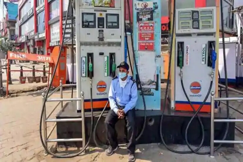 ফের রেকর্ড জ্বালানি তেলের দামে। স্বাভাবিক কারণে রবিবার, ছুটির দিনও পেট্রোল-ডিজেলের রেকর্ড দাম-বৃদ্ধি অব্যাহত (Petrol Diesel Price Today)। এই নিয়ে একটানা পাঁচদিন কলকাতায় দাম বাড়ল পেট্রোল-ডিজেলের (Kolkata petrol diesel price today)। পেট্রোল যেখানে ছুঁয়েছে ১০৮-এর গণ্ডি, সেখানে শনিবার রাজ্যের ৬ জেলায় ডিজেলের দাম লিটারে ১০০ টাকা ছাড়ি গিয়েছিল। রবিবার সেই তালিকায় নতুন সংযোজন ঝাড়গ্রাম।