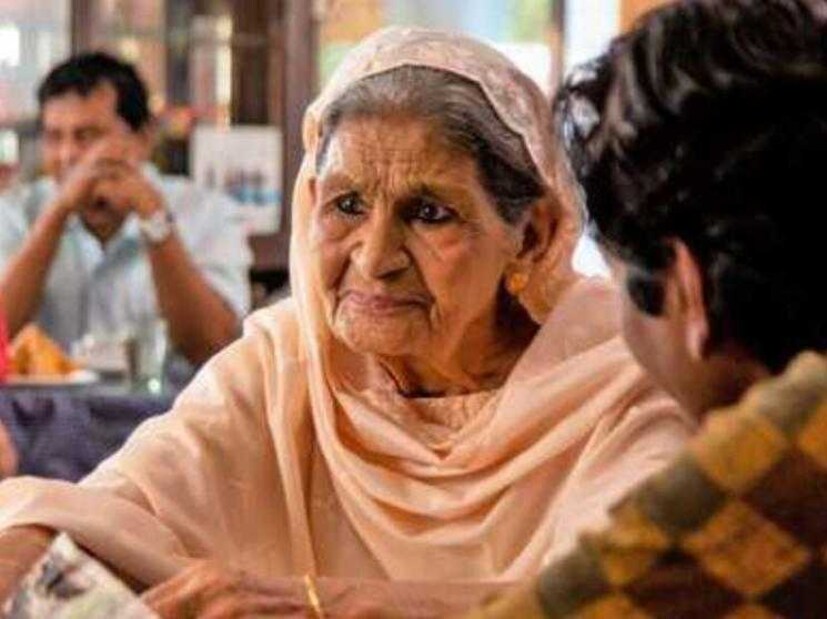 ‘গুলাবো সিতাবো’ ছবির লেখিকা জুহি চতুর্বেদী ফারুক জাফরকে নিয়ে সামাজিক মাধ্যমে এক আবেগঘন পোস্ট করেছেন। এ পোস্টে তিনি প্রবীণ এই শিল্পীকে শেষবিদায় জানিয়ে লিখেছেন, ‘বেগম চলে গেলেন।